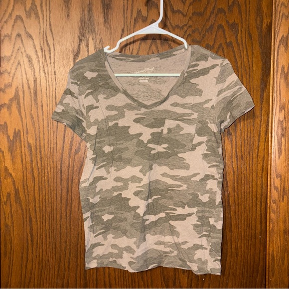 Universal Thread Tops - Universal Thread Green Camouflage V-Neck Tee